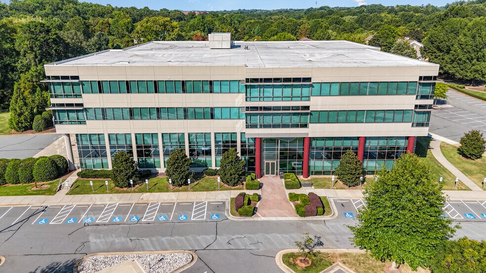8740 Research Dr, Charlotte, NC à louer - Photo de l’immeuble – Image 1 sur 40