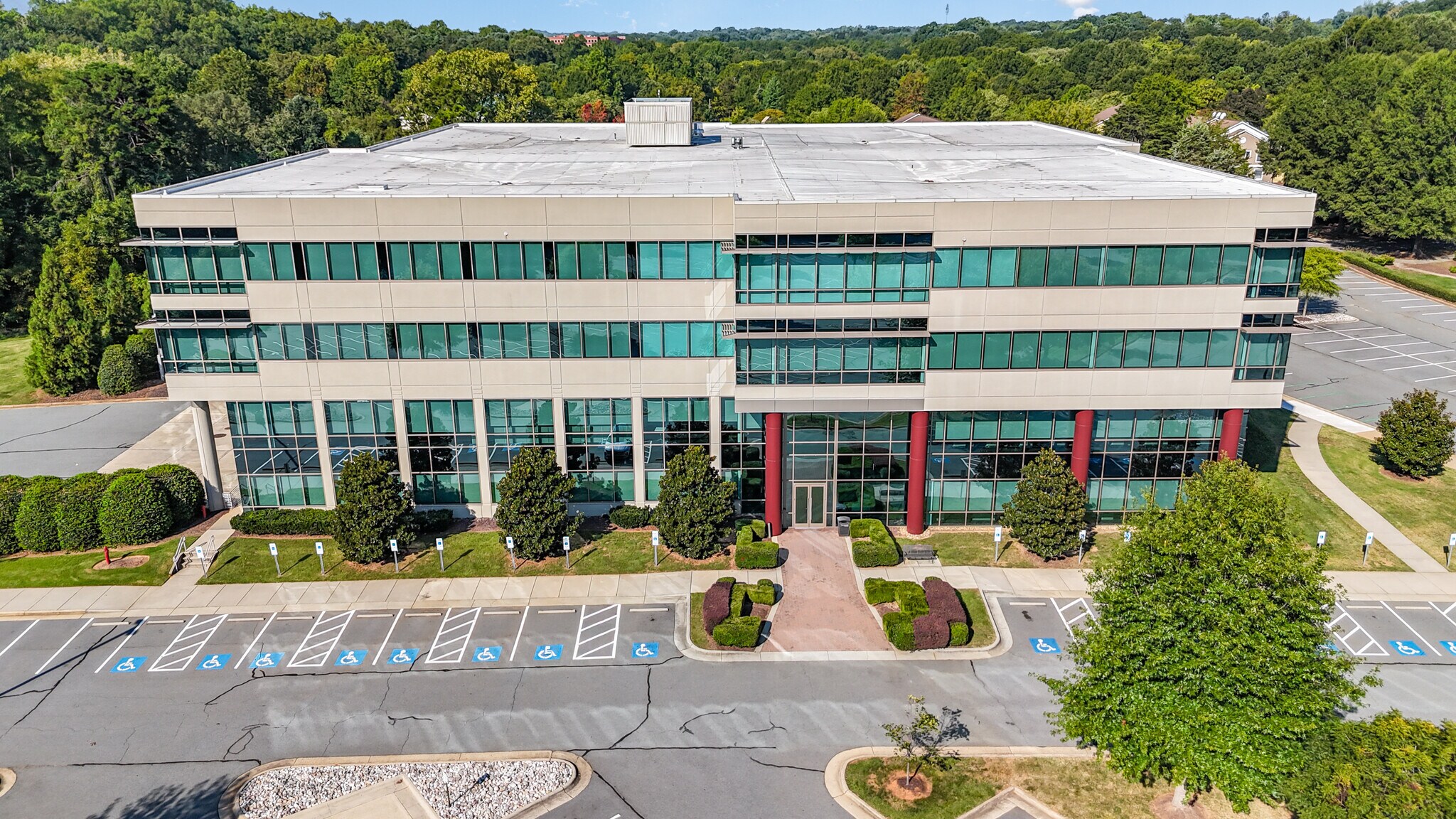 8740 Research Dr, Charlotte, NC à louer Photo de l’immeuble– Image 1 sur 41