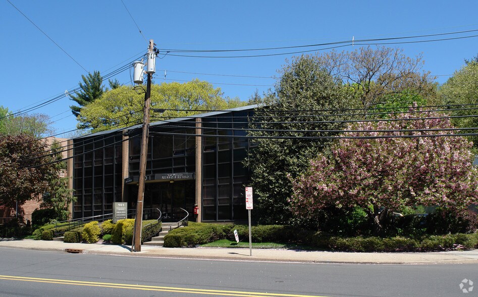 901 Teaneck Rd, Teaneck, NJ à louer - Photo de l’immeuble – Image 2 sur 2