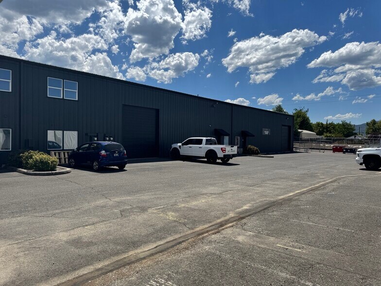 1209 Stowe Ave, Medford, OR à louer - Photo de l’immeuble – Image 2 sur 12
