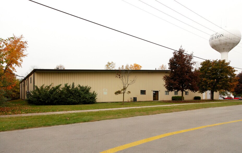 385 N Mill St, South Lyon, MI à vendre - Photo de l’immeuble – Image 2 sur 5