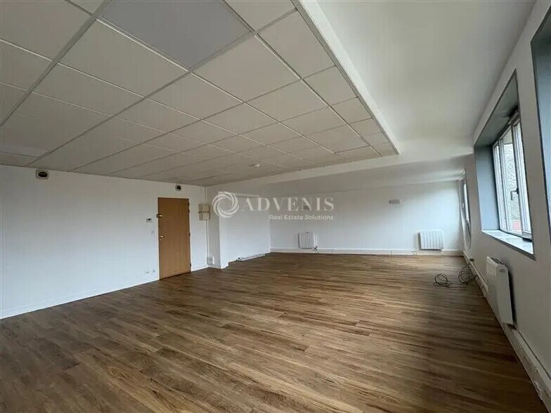 Bureau dans Voisins-le-Bretonneux à louer - Photo de l’immeuble – Image 2 sur 5