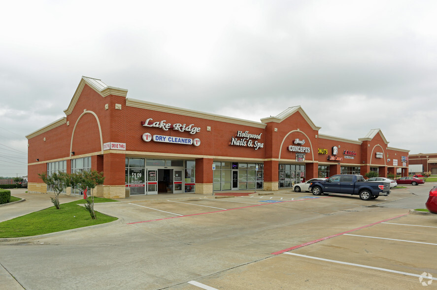 2580 W Camp Wisdom Rd, Grand Prairie, TX à louer - Photo de l’immeuble – Image 2 sur 10