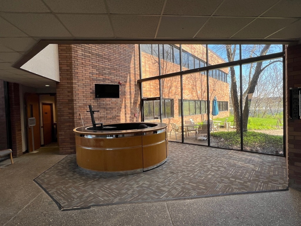945-951 Hornet Dr, Hazelwood, MO à louer Hall d’entrée– Image 1 sur 15