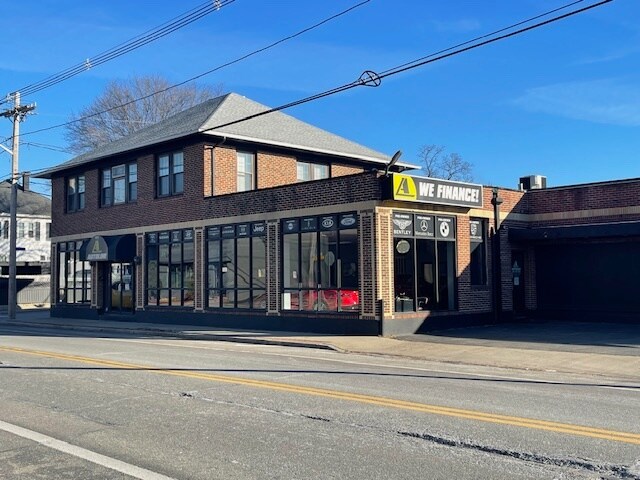 975 Charles St, North Providence, RI à louer - Photo de l’immeuble – Image 1 sur 7