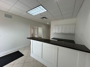 8221-8239 Blaikie Ct, Sarasota, FL à louer Photo de l’immeuble– Image 2 sur 19