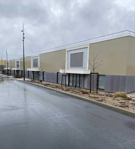 Local d’activités dans Ifs à louer - Photo de l’immeuble – Image 2 sur 8