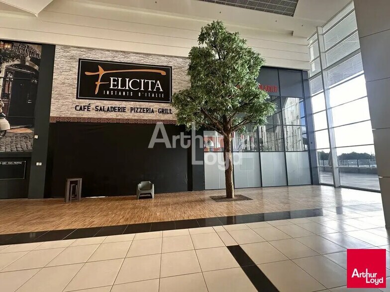 Local commercial dans Saint-Grégoire à louer - Hall d’entrée – Image 3 sur 3