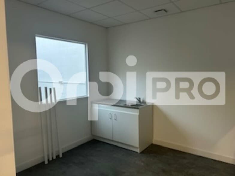 Local d'activités dans Vénissieux à vendre - Photo de l’immeuble – Image 3 sur 5