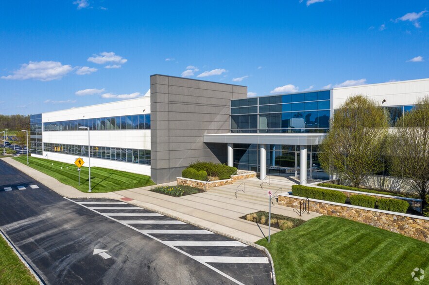 721 Arbor Way, Blue Bell, PA à louer - Photo de l’immeuble – Image 1 sur 12