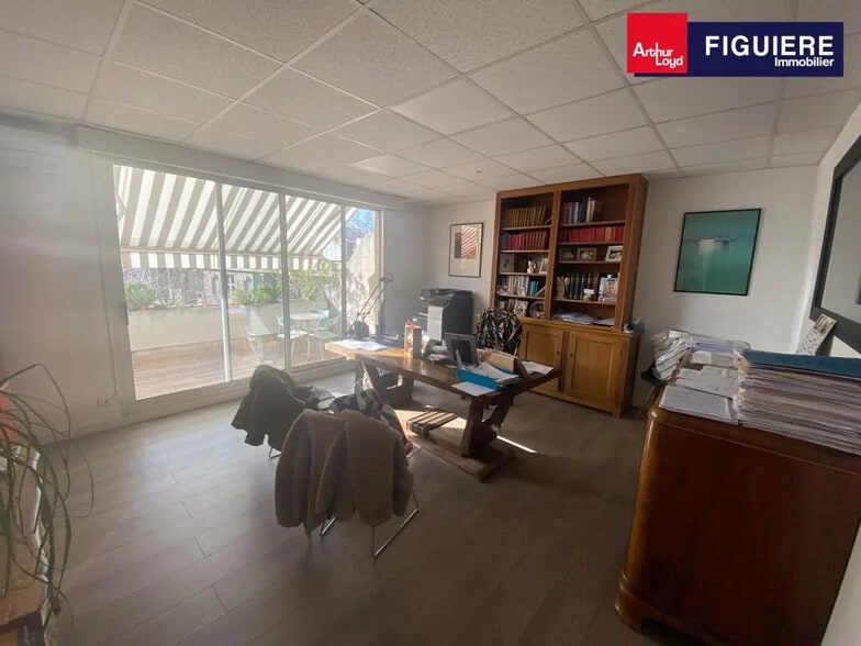 Bureau dans Arles à vendre - Photo de l’immeuble – Image 1 sur 12