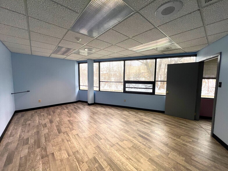 250 W Lancaster Ave, Paoli, PA à louer - Photo de l’immeuble – Image 2 sur 10