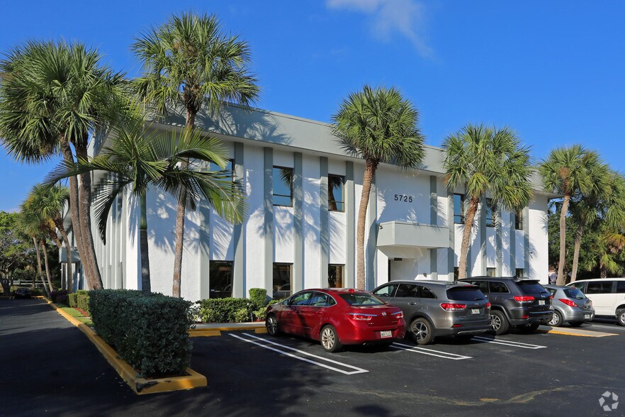 5725 Corporate Way, West Palm Beach, FL à louer - Photo de l’immeuble – Image 2 sur 13