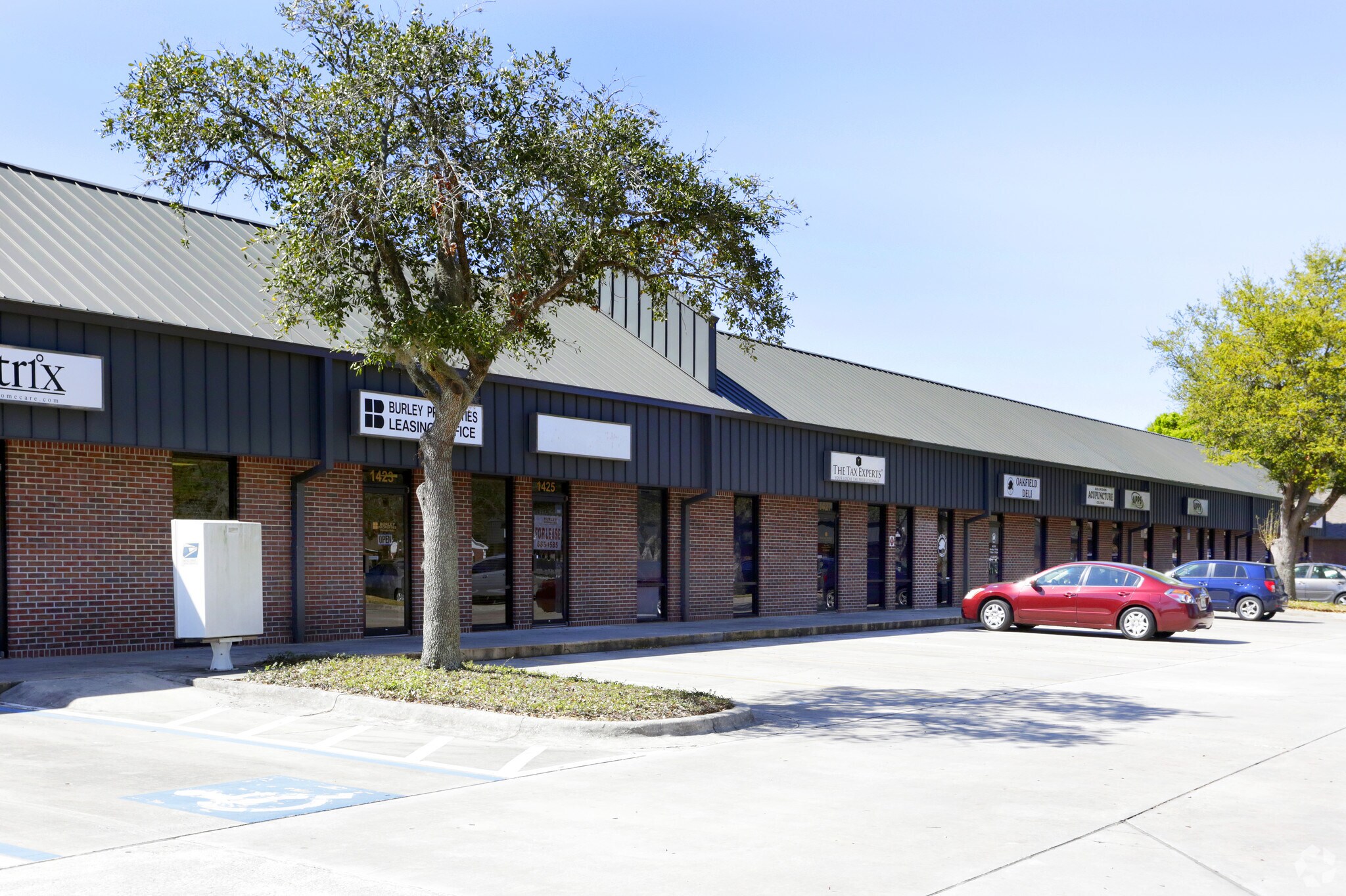 1415-1441 Oakfield Dr, Brandon, FL à louer Photo de l’immeuble– Image 1 sur 8