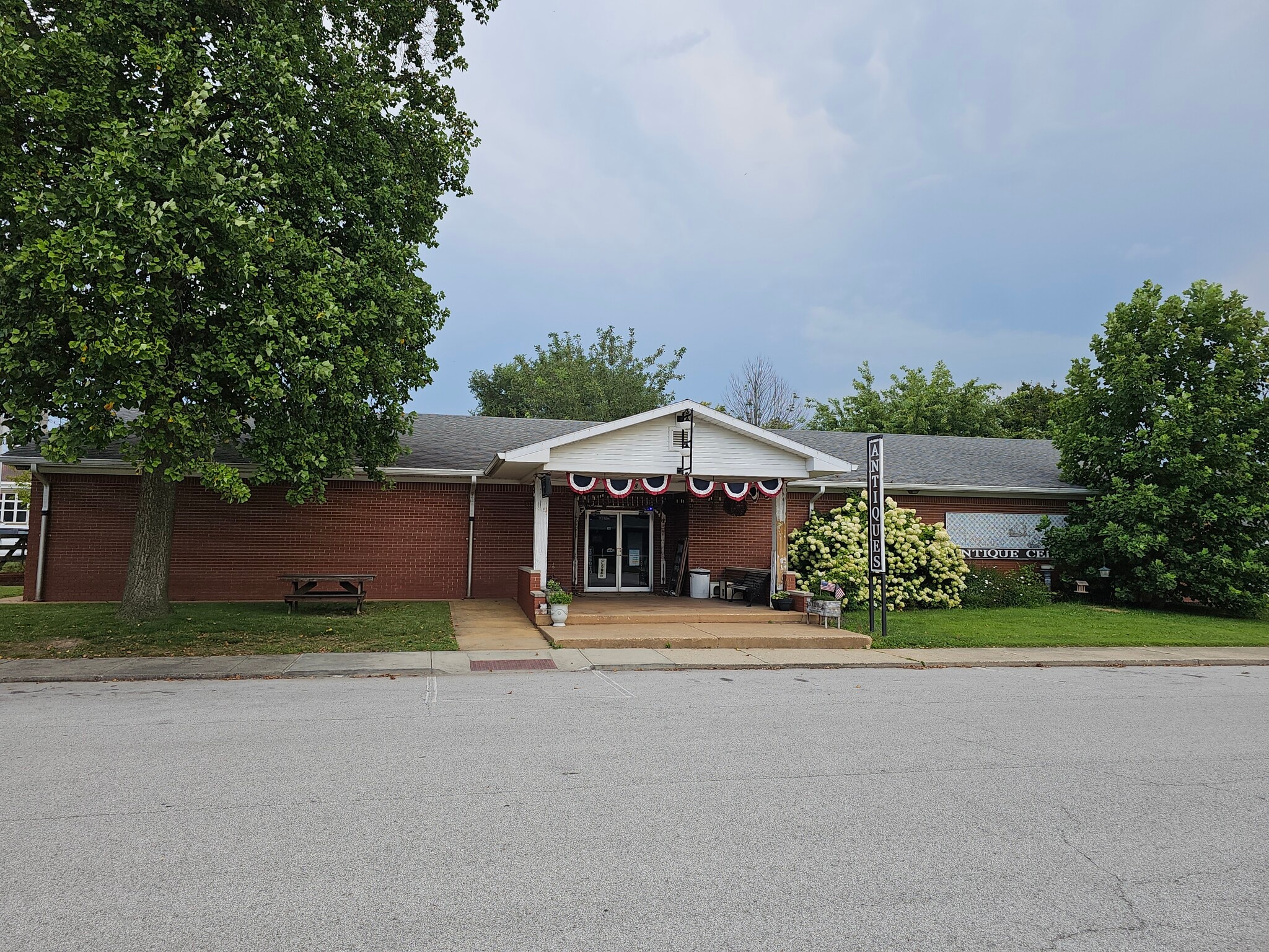 108 E Madison St, Kirklin, IN à vendre Photo principale– Image 1 sur 11