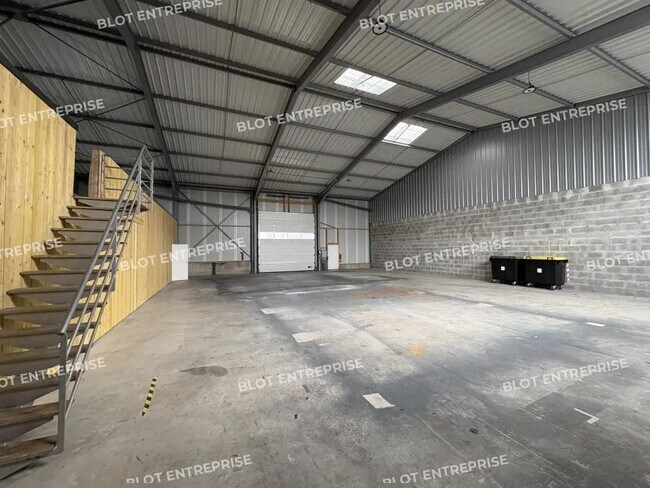 Plus de détails pour Bureau, Industriel/Logistique à louer