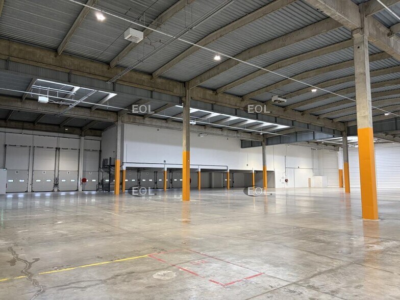 Industriel/Logistique dans Lisses à louer - Photo intérieure – Image 3 sur 12
