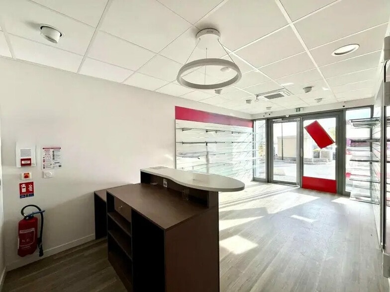 Local commercial dans Roquebrune-sur-Argens à louer - Photo intérieure – Image 1 sur 5