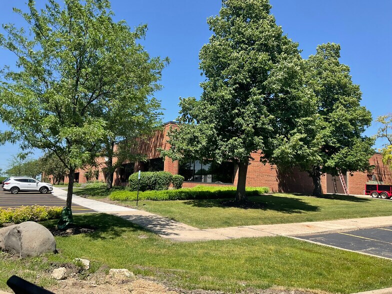 1201 E Wiley Rd, Schaumburg, IL à louer - Photo principale – Image 1 sur 10