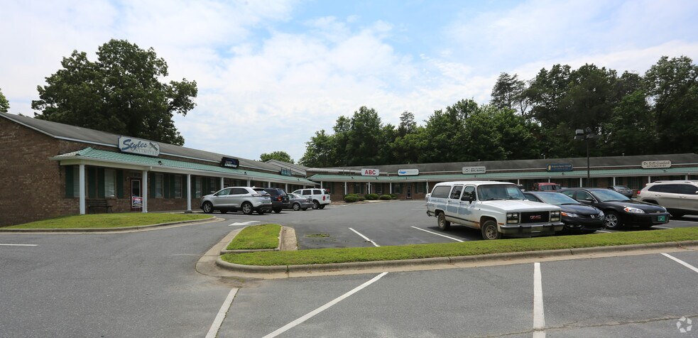 100-108 Weatherly Sq, Ramseur, NC à vendre - Photo principale – Image 1 sur 7