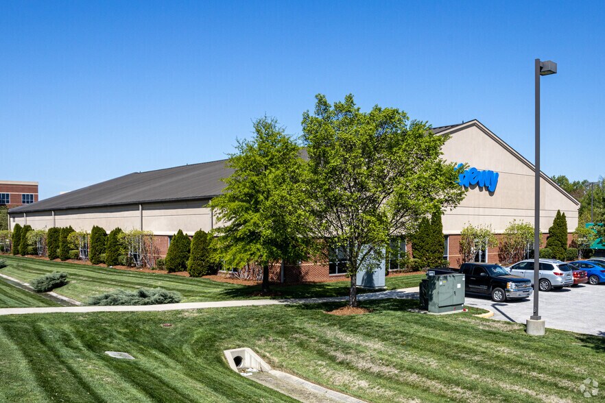 3621 Fern Valley Rd, Louisville, KY à vendre - Photo de l’immeuble – Image 2 sur 17