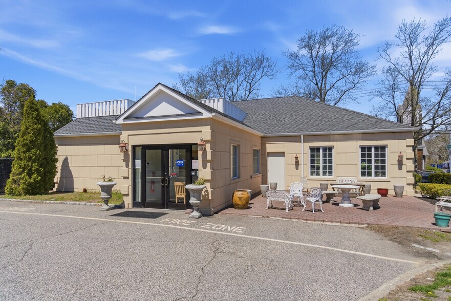 131 W Montauk Hwy, Hampton Bays, NY à vendre - Photo de l’immeuble – Image 2 sur 9