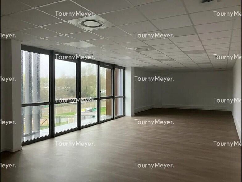 Local d’activités dans Tresses à louer - Photo de l’immeuble – Image 3 sur 8