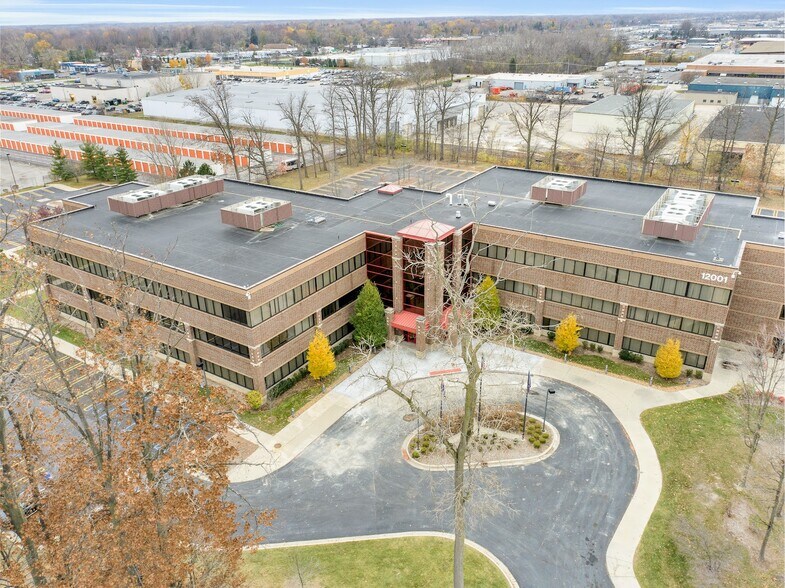 12001 Tech Center Dr, Livonia, MI à vendre - Photo principale – Image 1 sur 7