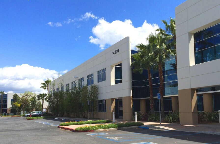 14300-14320 Arminta St, Panorama City, CA à louer - Photo de l’immeuble – Image 2 sur 6