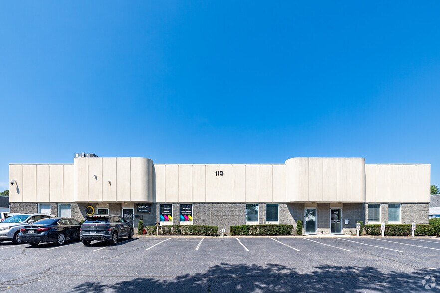 110 Knickerbocker Ave, Bohemia, NY à louer - Photo de l’immeuble – Image 2 sur 5