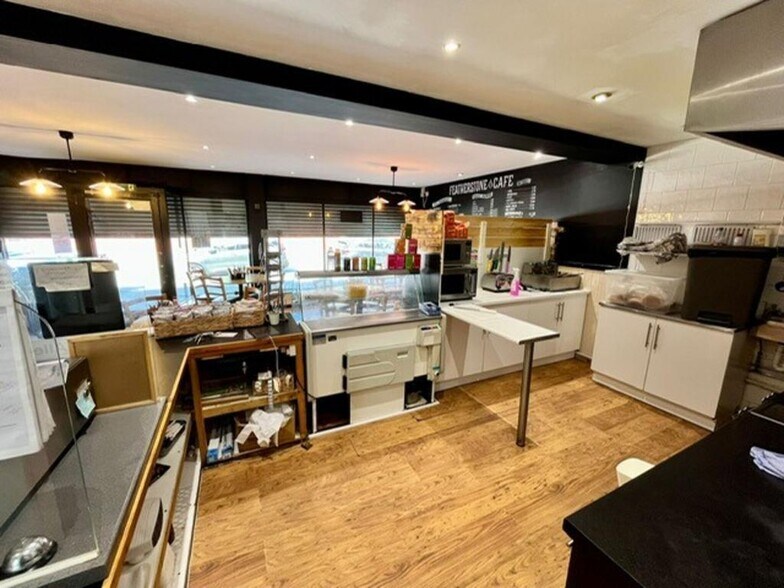 1 The Avenue, Featherstone à vendre - Photo de l’immeuble – Image 2 sur 7