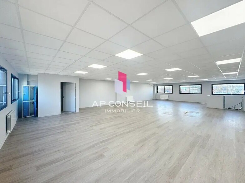 Local d’activités dans BOIS-D'ARCY à louer - Photo de l’immeuble – Image 2 sur 5