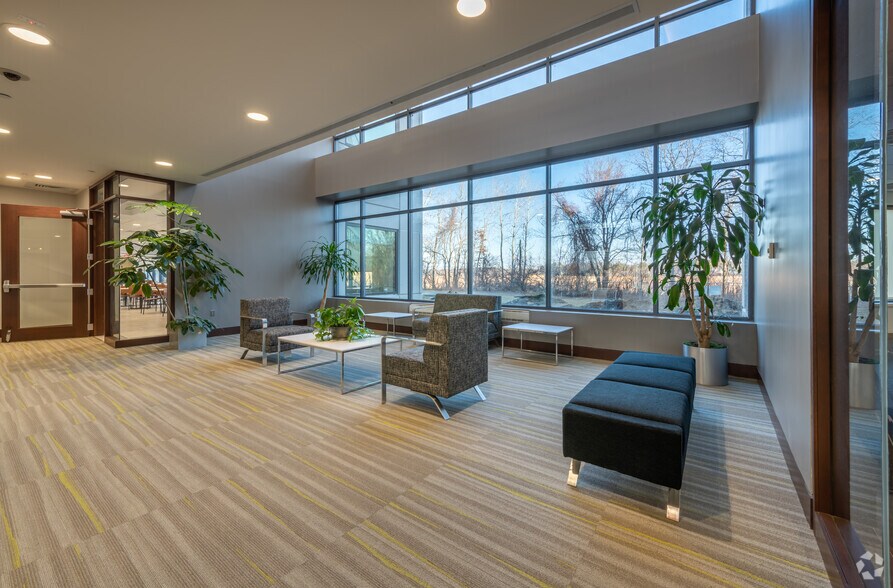 701 Edgewater Dr, Wakefield, MA à louer - Hall d’entrée – Image 2 sur 17