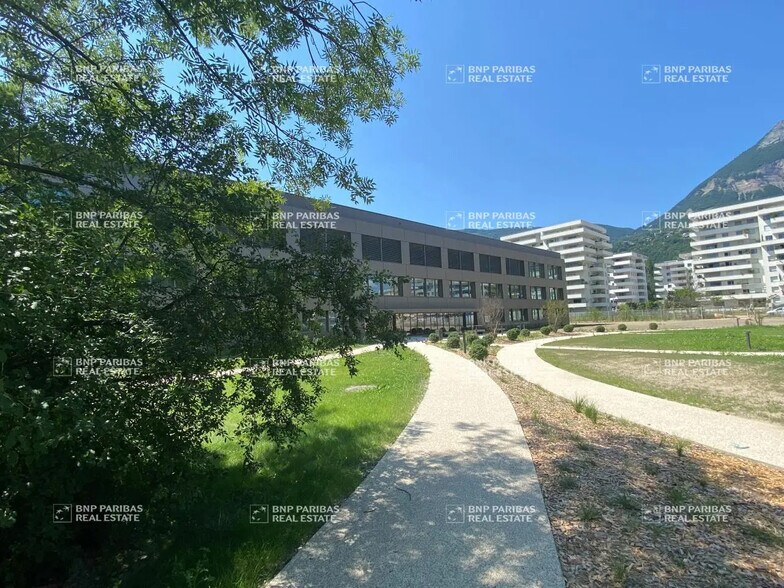 Avenue Du Vercors, Meylan à louer - Photo de l’immeuble – Image 2 sur 14