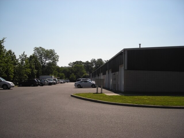 77 Pension Rd, Manalapan, NJ à louer - Photo de l’immeuble – Image 3 sur 4