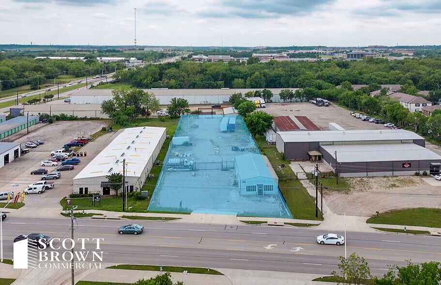 3912 E McKinney St, Denton, TX à louer - Photo de l’immeuble – Image 1 sur 12