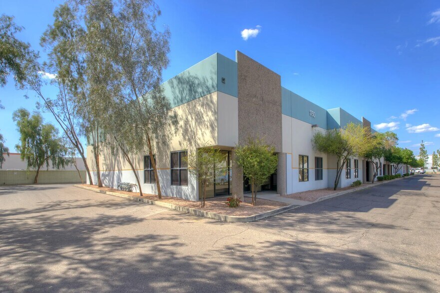 1750 S Los Feliz Dr, Tempe, AZ à louer - Photo de l’immeuble – Image 3 sur 10