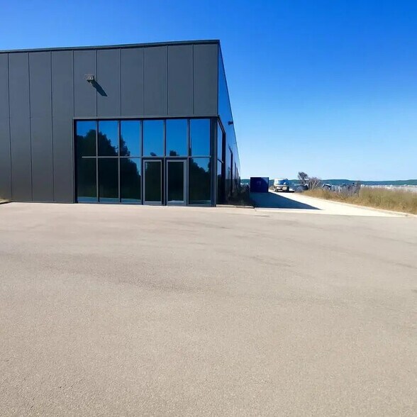 Local d'activités dans Vaulx-Milieu à vendre - Photo de l’immeuble – Image 1 sur 8