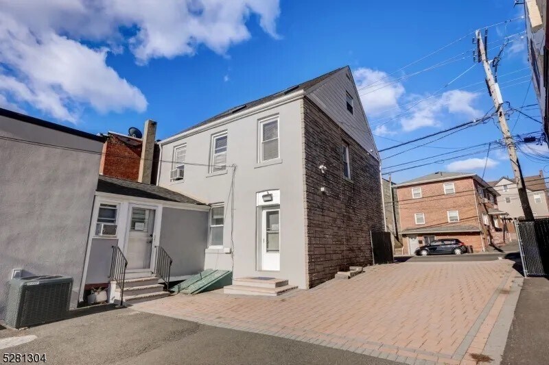 413 Hackensack St, Carlstadt, NJ à louer - Photo de l’immeuble – Image 2 sur 14