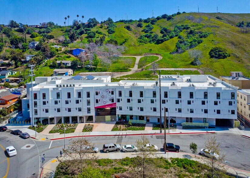 4208 E Huntington Dr S, Los Angeles, CA à louer - Photo de l’immeuble – Image 3 sur 15