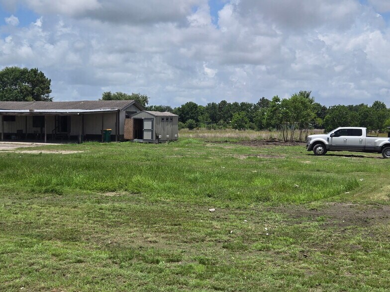 8235 Hasting Cannon Rd, Alvin, TX à vendre - Photo de l’immeuble – Image 3 sur 9