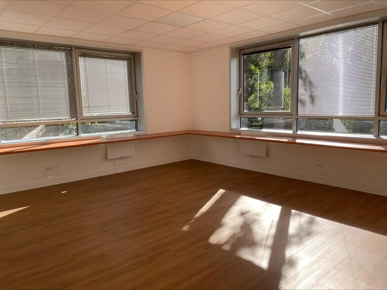 Bureau dans Éragny à louer - Photo de l’immeuble – Image 2 sur 8