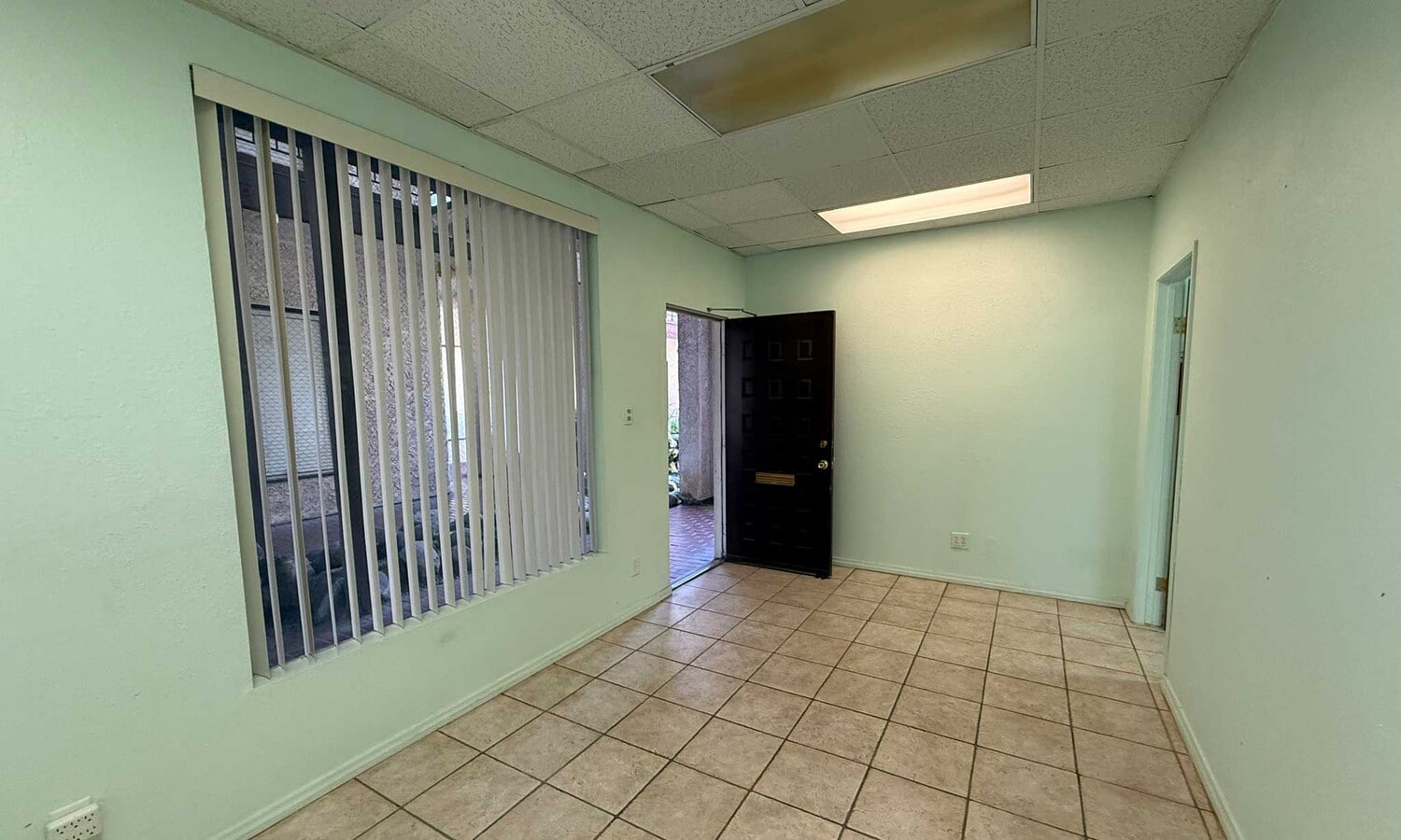 2440 S Hacienda Blvd, Hacienda Heights, CA 91745 - Lot 114 - - Photo intérieure - Image 1 of 2