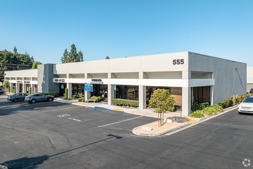 555 N Benson Ave, Upland, CA à louer - Photo de l’immeuble – Image 3 sur 7