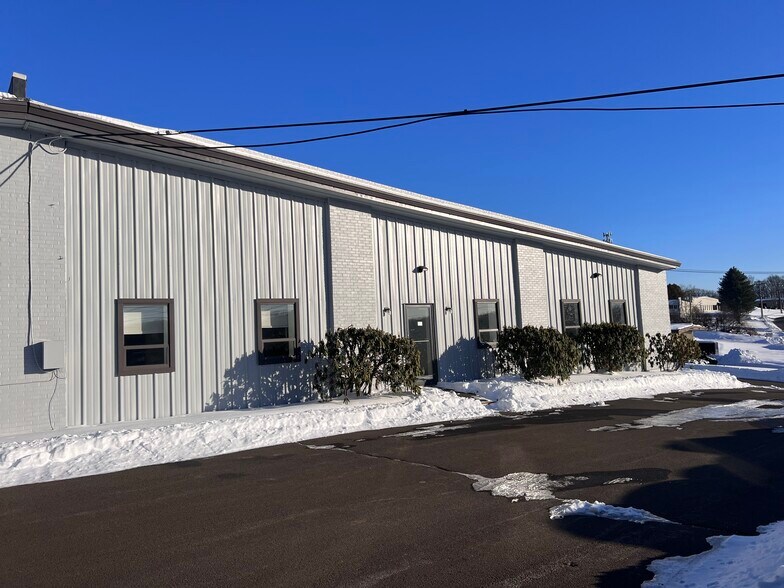 2 Commerce Dr, North Branford, CT à louer - Photo principale – Image 1 sur 7