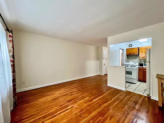 4223 68th St, Woodside, NY à vendre - Photo de l’immeuble – Image 3 sur 11