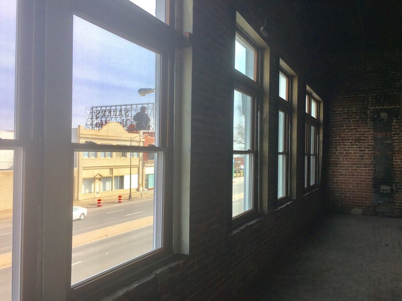 2035 W Broad St, Richmond, VA à louer - Photo de l’immeuble – Image 3 sur 23