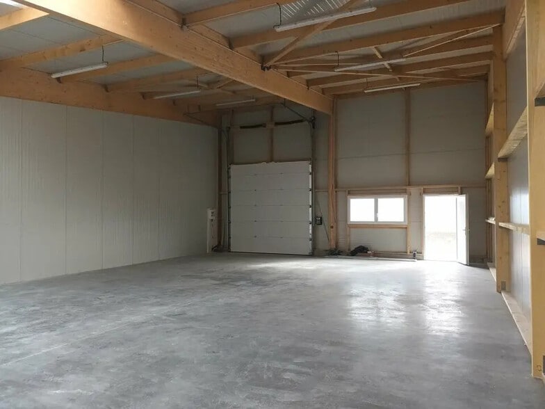 Local d’activités dans Saint-Léonard à louer - Photo de l’immeuble – Image 2 sur 4