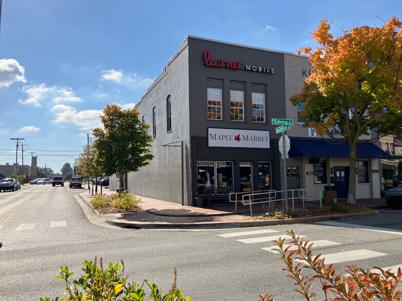 109 W Emma Ave, Springdale, AR à louer - Photo de l’immeuble – Image 2 sur 2