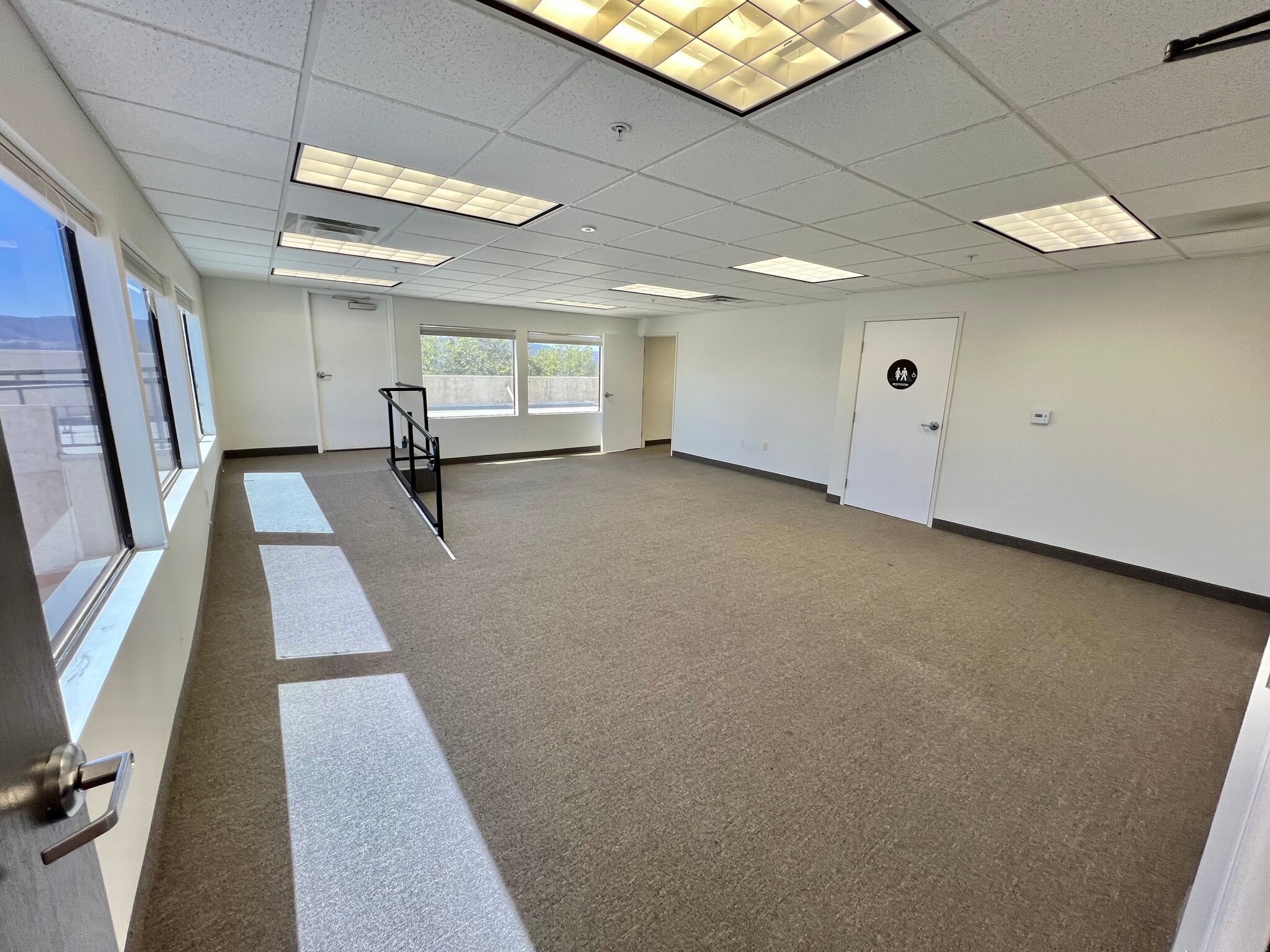 2796 Sycamore Dr, Simi Valley, CA à louer Photo intérieure– Image 1 sur 9